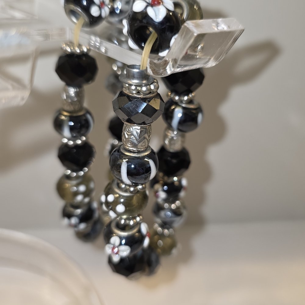 Chic Black and Silver Floral Beaded Bracelet